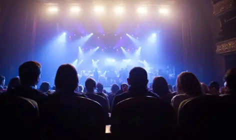 Blick aus dem Publikum zur Bühne bei einem Konzert