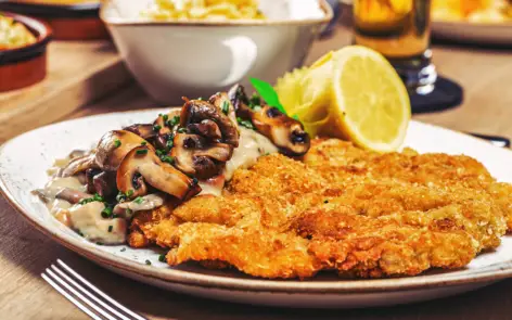 Jägerschnitzel vom Landuro-Schwein - Friedrichs Schnitzel-Bar - H-Hotels.com