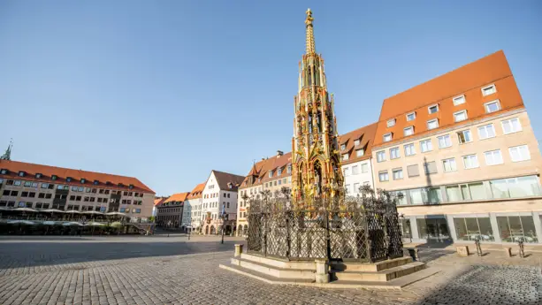 La fuente maravillosa o Schöner Brunnen – Imagen de la sociedad medieval - H+ Hotel Nürnberg