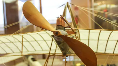 Nahaufnahme von einem Holzmodellflugzeug im Museum.