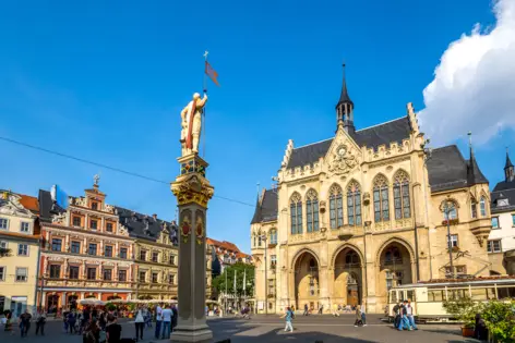 Fischmarkt in Erfurt mit Rathaus, Restaurant und Tram