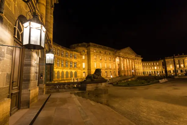 Cour intérieure du château de Wilhelmshöhe de nuit.