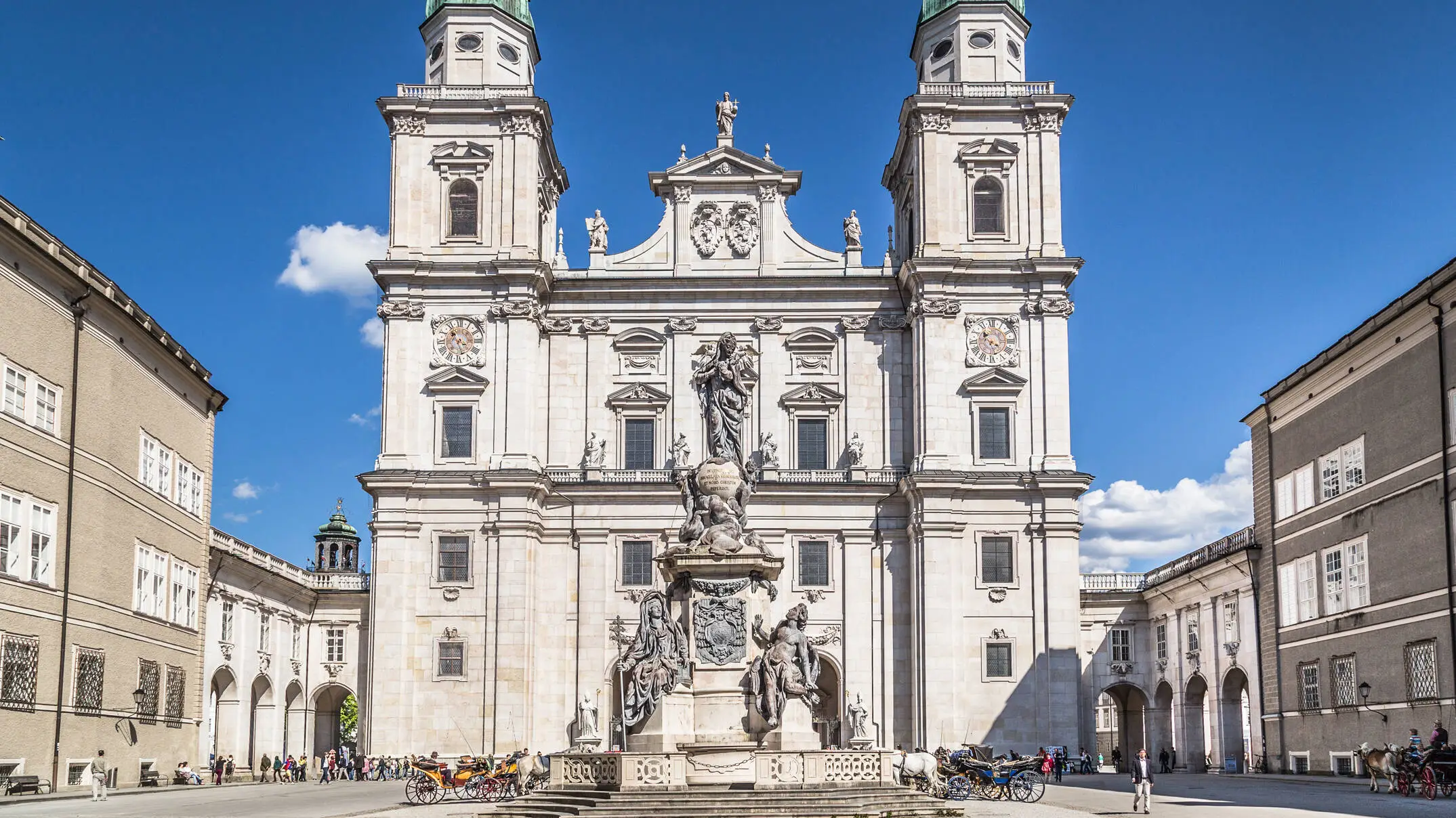 Brunnen vor dem Salzburger Dom am Tag