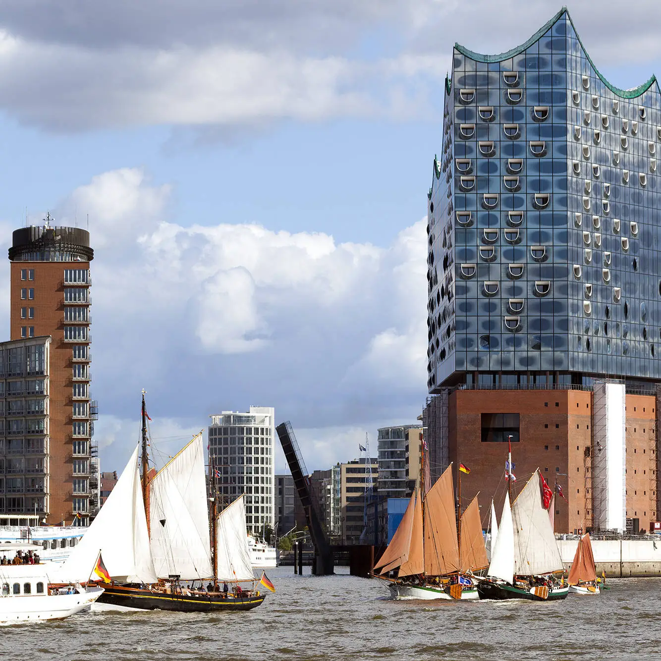 Viele Segelboote vor der Elbphilharmonie auf der Elbe.