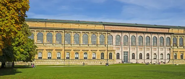 Alte Pinakothek mit gelber und roter Steinfassade.