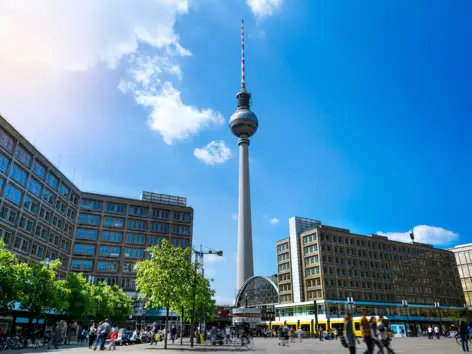 Der Alexanderplatz als belebter und meist besuchter Platz Berlins | H-Hotels