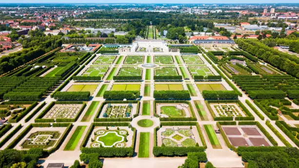 Blick auf die Hecken und Beete der Herrenhäuser Gärte von oben.