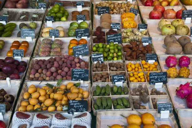 Nahaufnahme von einer großen Auslage mit Obst und Gemüse auf dem Markt.