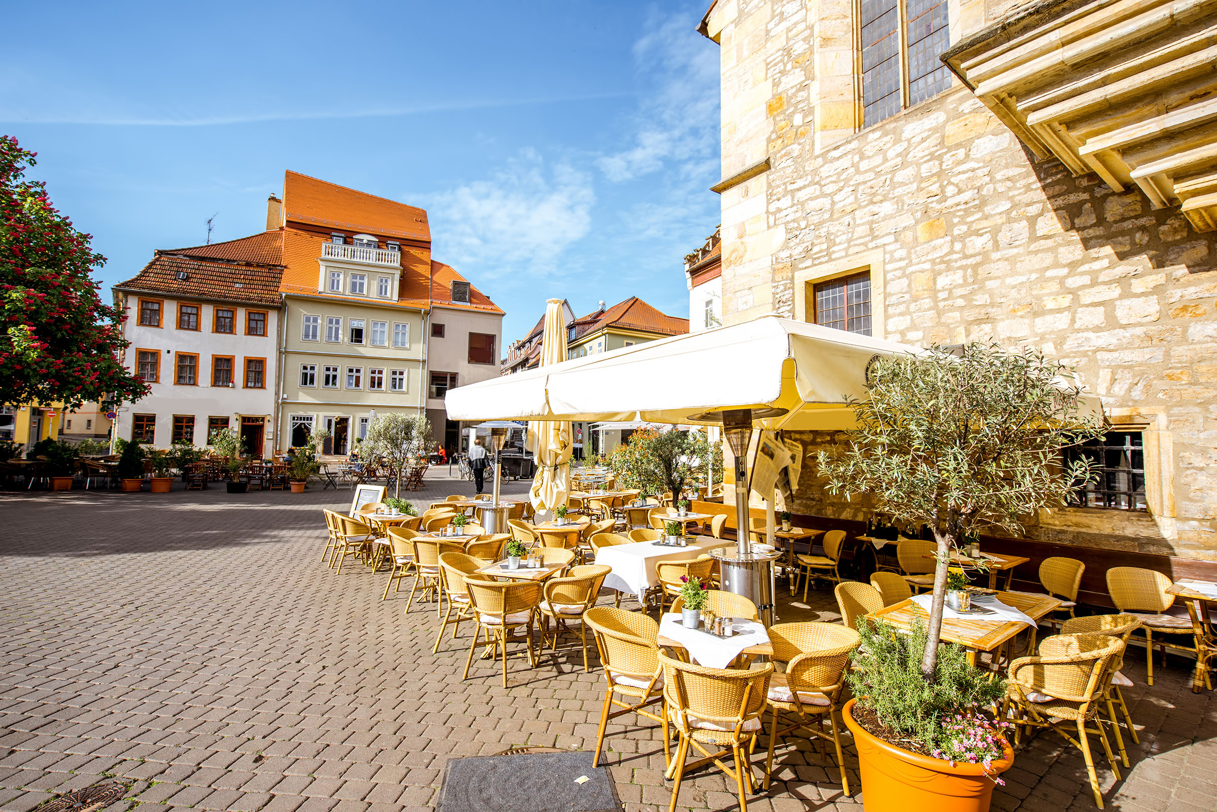 Terrasse eines Restaurants am Wenigemarkt in Erfurt