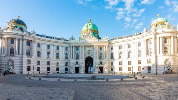 Hofburg zu Wien mit einem großen Vorplatz.