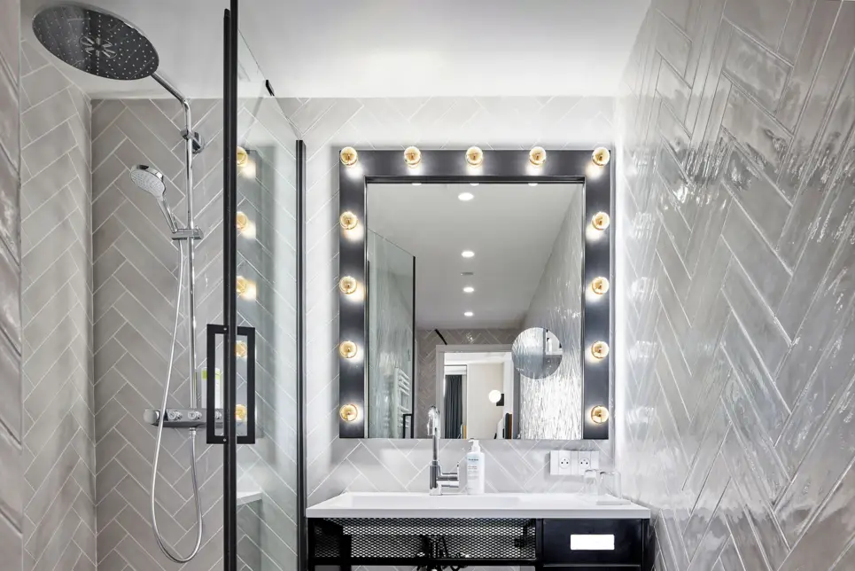 Bathroom Superior King Room - H4 Wyndham, Paris Pleyel - Official website