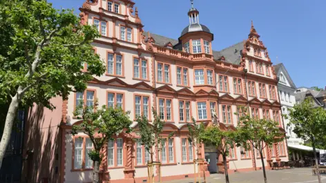 Gutenberg-Museum in Mainz mit ein paar kleinen Bäumen davor.