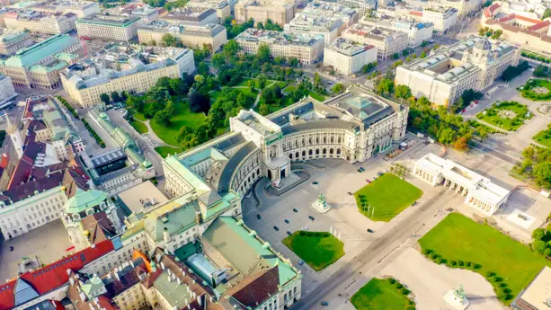 El Palacio Imperial de Hofburg: magnífica residencia y Escuela Española de Equitación - H+ Hotel Wien