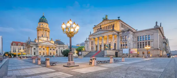 Konzerthaus und Deutscher Dom auf dem Gendarmenmarkt am Abend.