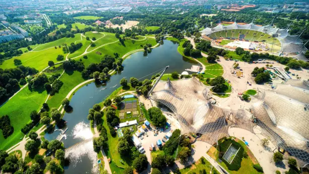 Olympiahalle und Olympiasee im Olympiapark München von oben.