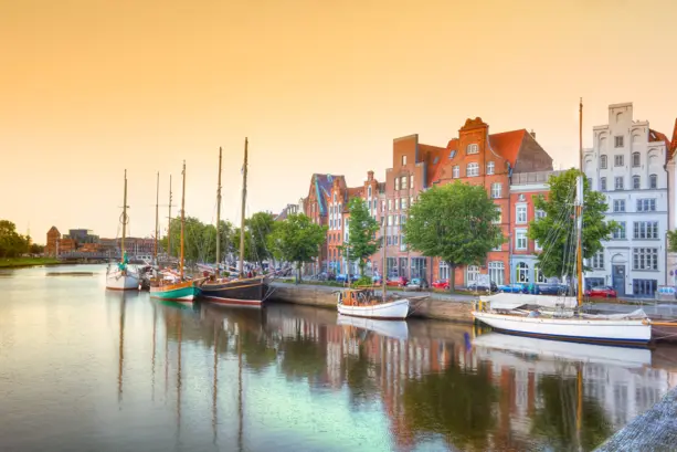 Sheet ropes and masts - H+ Hotel Lübeck