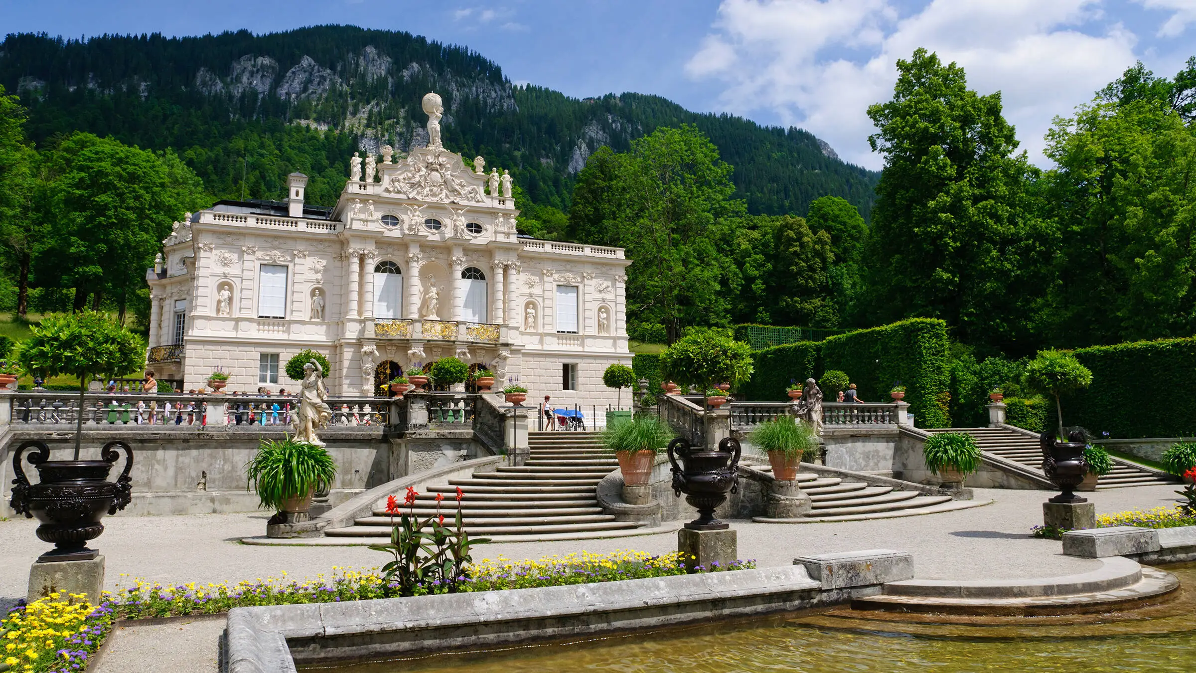 Palacio de Linderhof con jardín