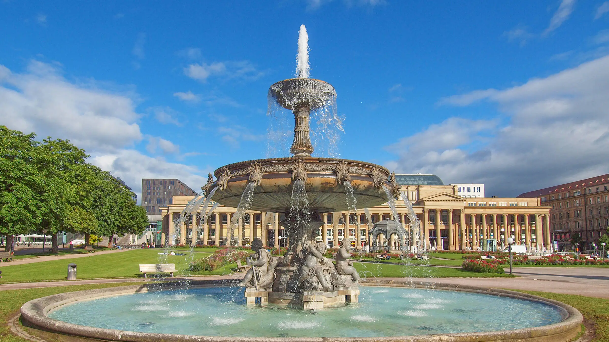 La place du château à Stuttgart - H+ Hotel Stuttgart Herrenberg