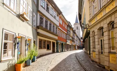 Gemütliche Gasse im Sonnenschein in der Erfurter Altstadt