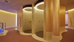 Cabines de douche dans l'espace sauna.