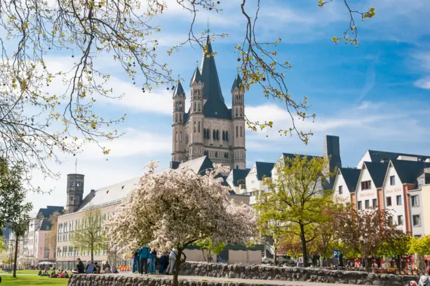 Iglesia "Groß St. Martin" a orillas del Rin - H+ Hotel Köln Brühl