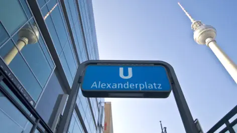 U-Bahn Station Berlin Alexanderplatz. Auf der rechten Seite steht der Fernsehturm.