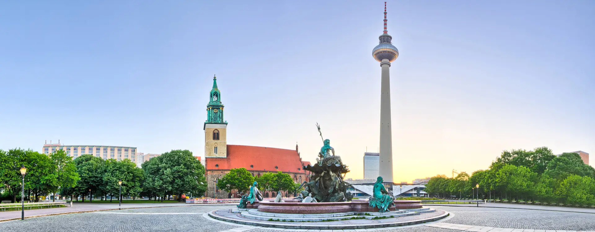 Neptunbrunnen am Alexanderplatz. Im Hintergrund steht der Fernsehturm und die St. Marienkirche.