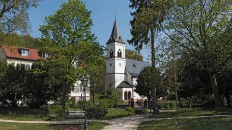 Iglesia protestante en Bad Soden - H+ Hotel Bad Soden