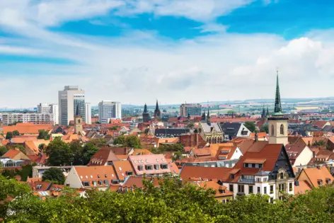 Skyline von Erfurt im Sommer mit wenigen Wolken am Himmel