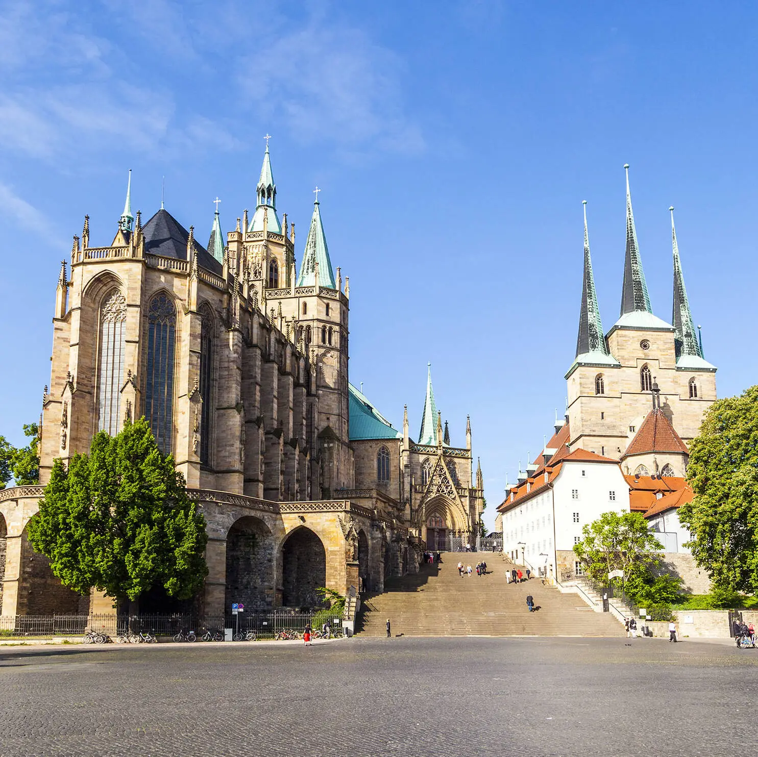 Blick über Erfurt mit Dom und Kirche.