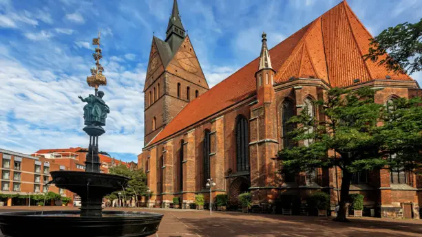 Marktkirche im Hinterbrund und ein kleiner Brunnen im Vordergrund.