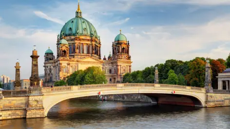 Blick auf den Berliner Dom von der Spree aus. Im Vordergrund ist die Friedrichsbrücke.