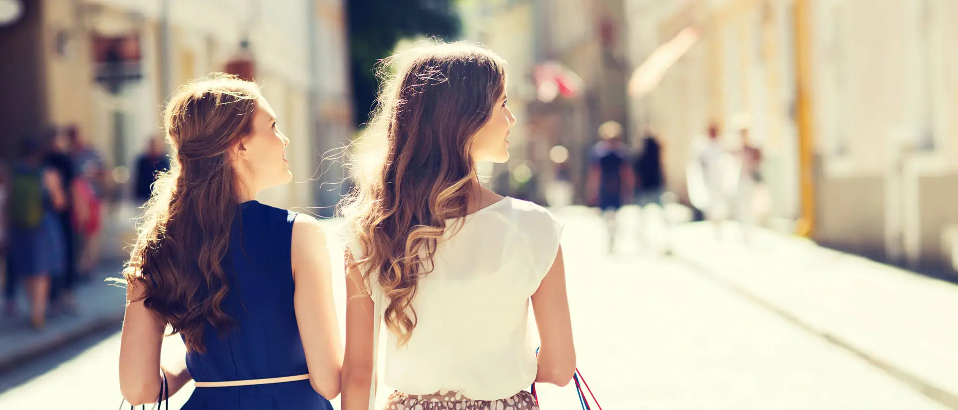 Frauen beim Shopppen in der Altstadt