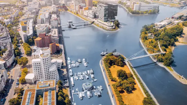 Medienhafen von oben. Auf der linken Seite stehen die Gehry-Bauten.