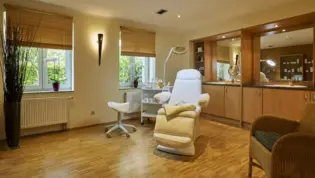 Salon de beauté avec un fauteuil de traitement.