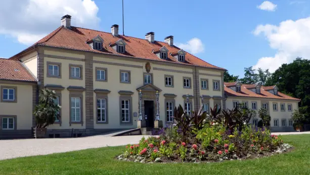 Wilhelm Busch Museum mit einem großen Blumenbeet vor dem Eingang.