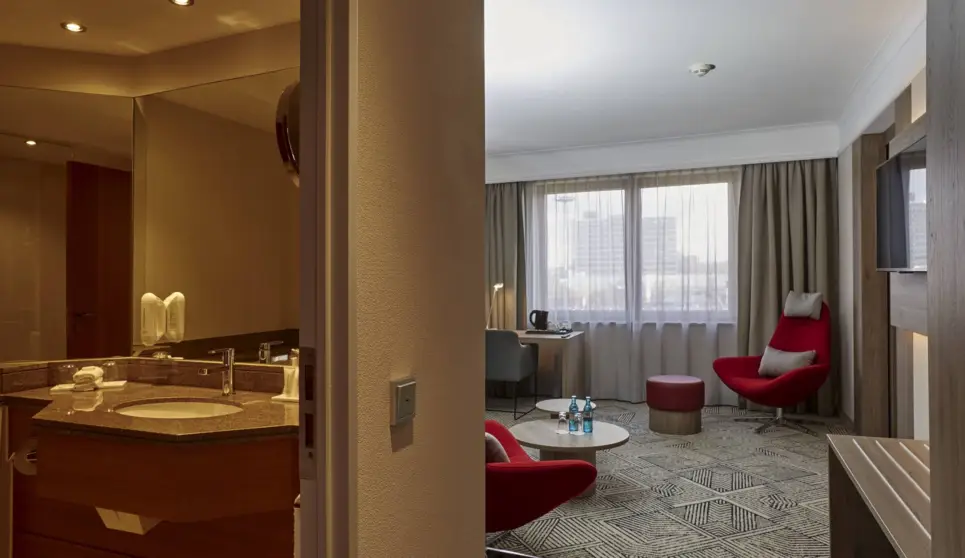 Spacious suite at the H4 Hotel Hannover Messe - Official website