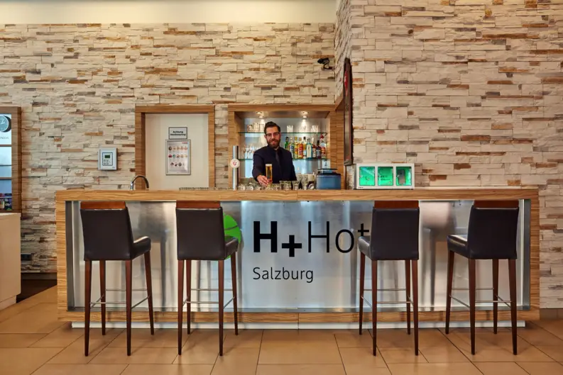 Recepción del Hotel H+ Hotel Salzburg - Página oficial