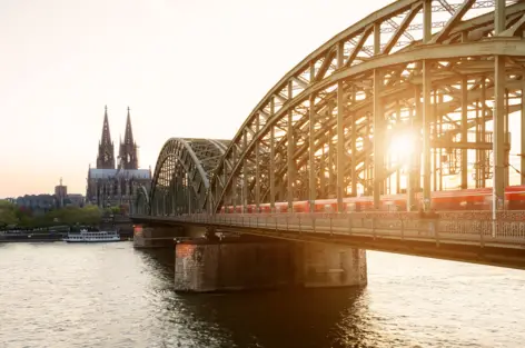 S-Bahn in Köln - Musical Moulin Rouge - H-Hotels.com