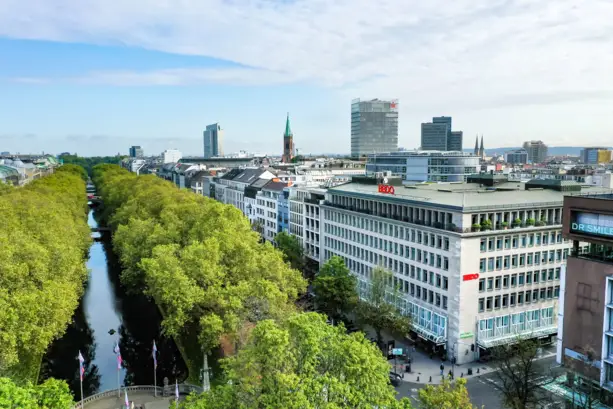 Blick auf die Königsallee und auf die Skyline von Düsseldorf von oben.