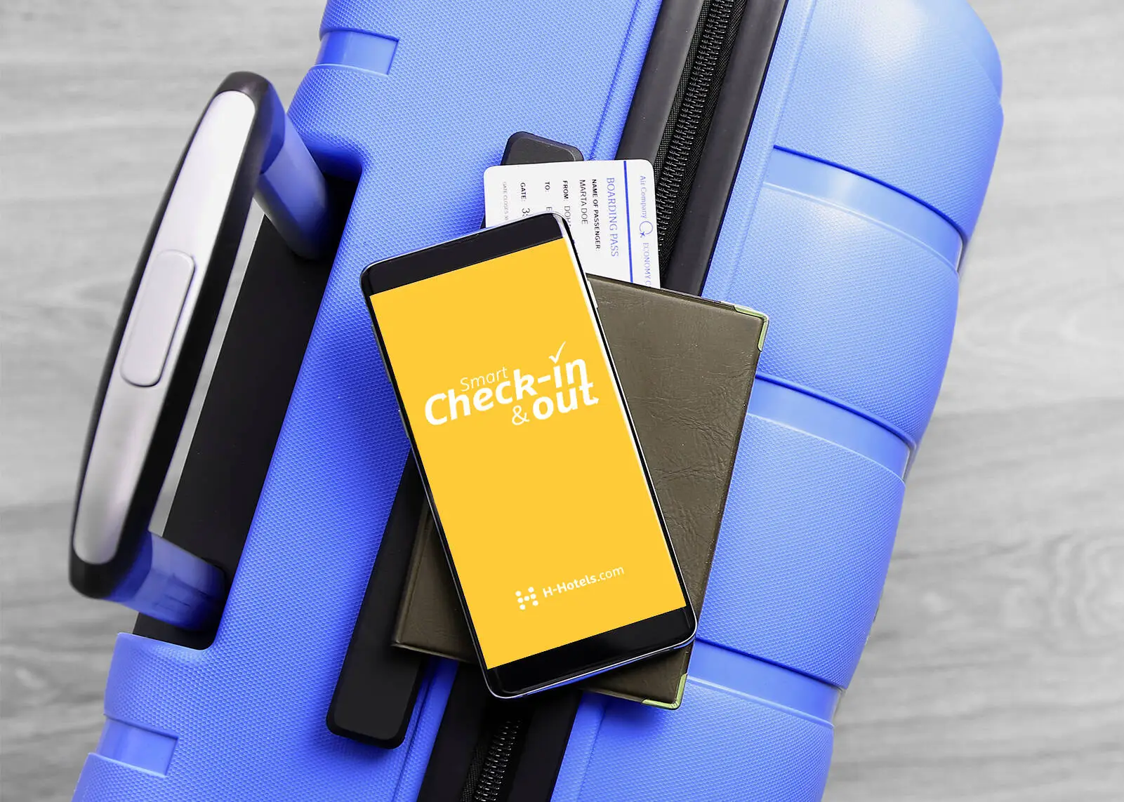 Ein Smartphone, das auf einem blauen Koffer liegt. Auf dem Bildschirm ist der Text "Smart Check-in & out" auf einem gelben Hintergrund.