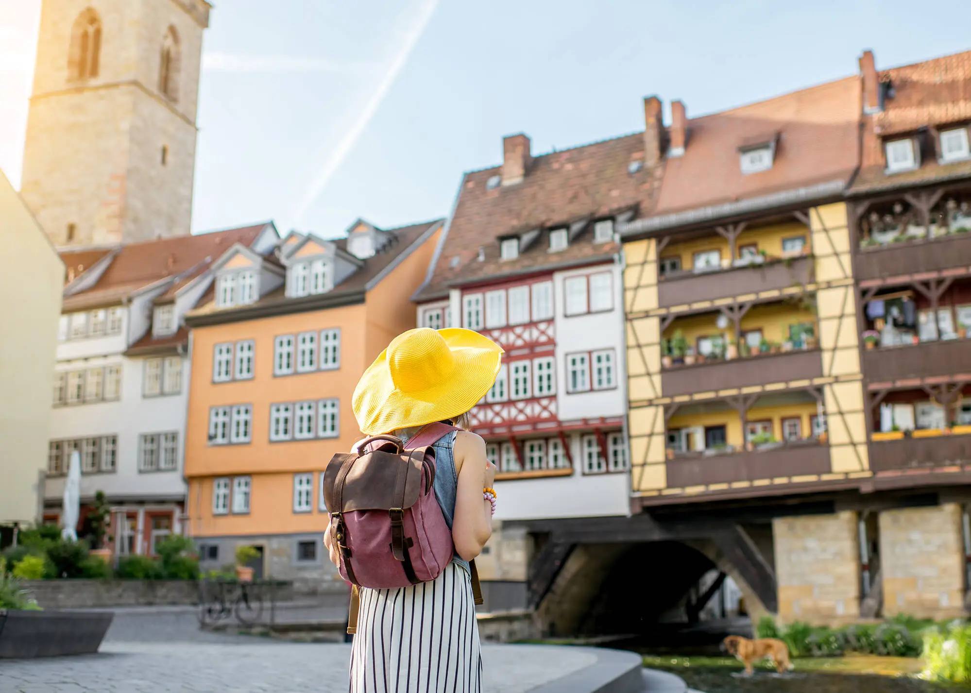 Frau mit gelben Sonnenhut schaut auf die Krämerbrücke.