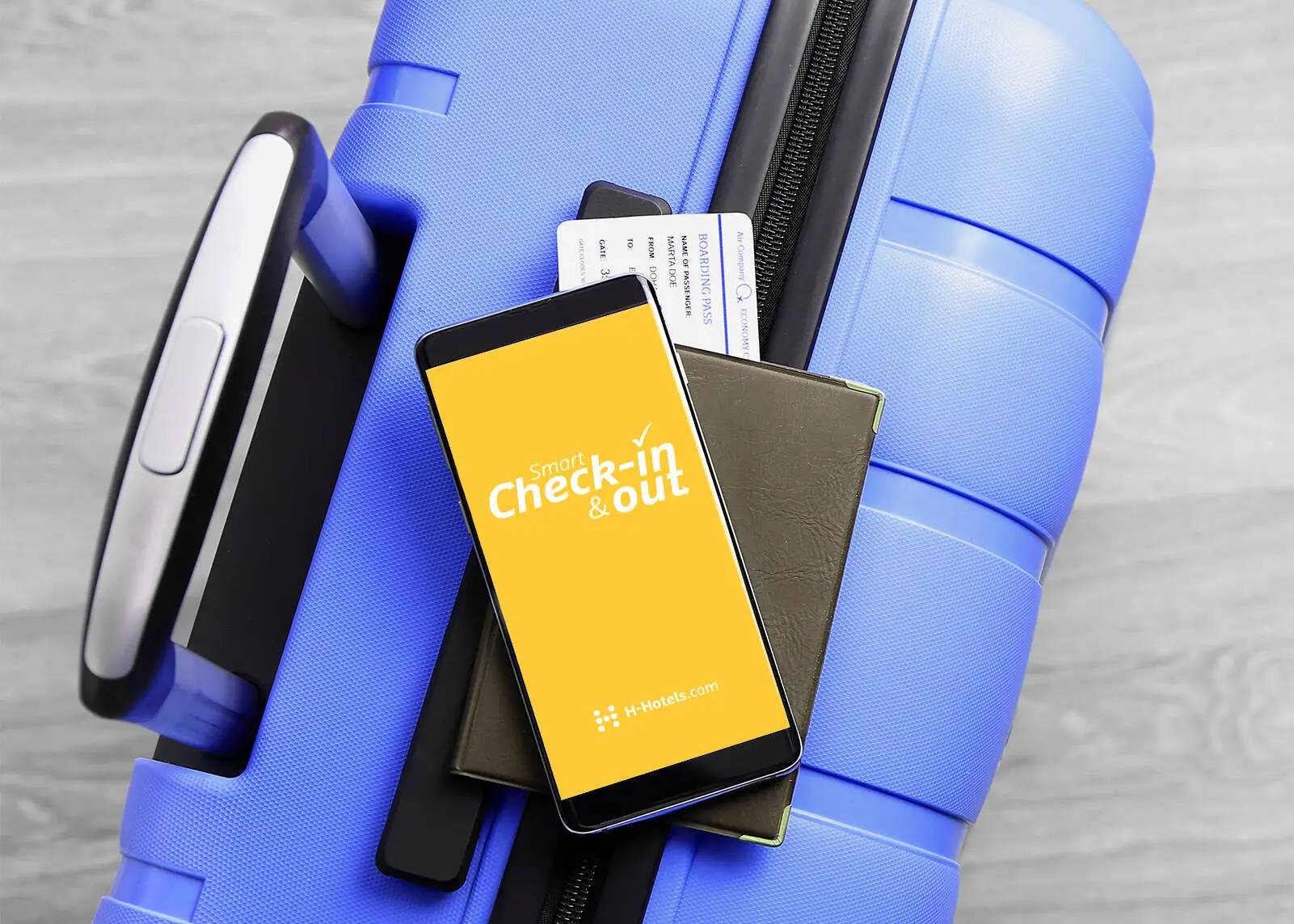 Ein Smartphone, das auf einem blauen Koffer liegt. Auf dem Bildschirm ist der Text "Smart Check-in & out" auf einem gelben Hintergrund.